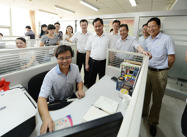 省委常委、常務(wù)副省長陳肇雄一行到訪高新區(qū)大學生創(chuàng)業(yè)園.jpg